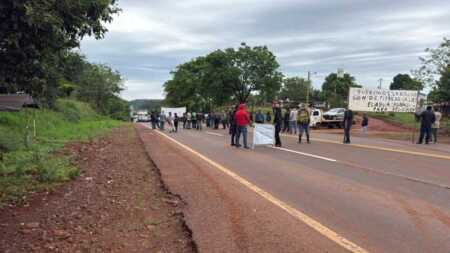 Vecinos de Colonia Delicia interrumpieron el tránsito en la Ruta 12 para exigir servicios básicos y regularización de tierras.