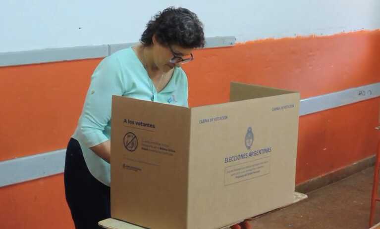 Elecciones 2025: “El voto es la oportunidad para definir la situación del país”, sostuvo Dalila Blach 4 dalila blach votando - 3