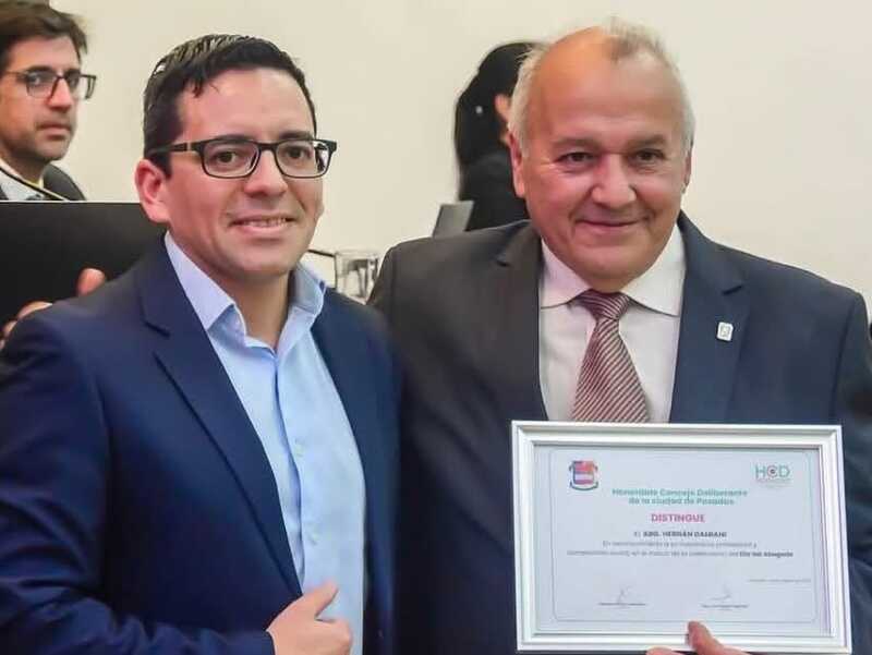 Dolor en la política misionera: despiden a Hernán Damiani en la Casa Radical de Posadas 2 Momento donde el concejal Velázquez le rinde homenaje a Damiani en el Concejo Deliberante de Posadas, reconociendo su trayectoria como abogado y su compromiso con la política entendida como vocación de servicio.