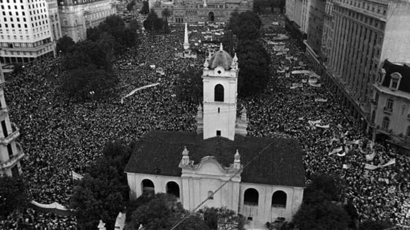 El 30 de octubre de 1983, la Argentina dejó atrás siete años de oscuridad y recuperó su voz en las urnas.