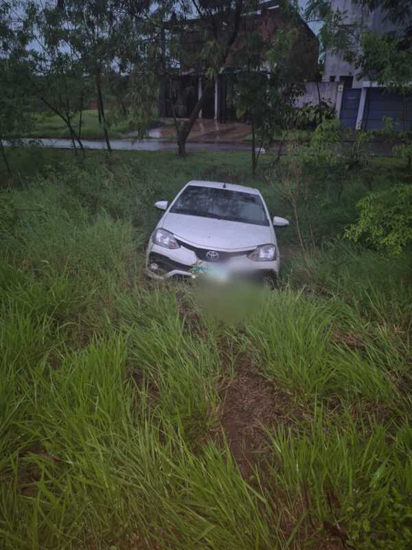 Mañana complicada en el acceso a Posadas: despiste sin heridos en plena lluvia 5 despiste acceso sur - 4