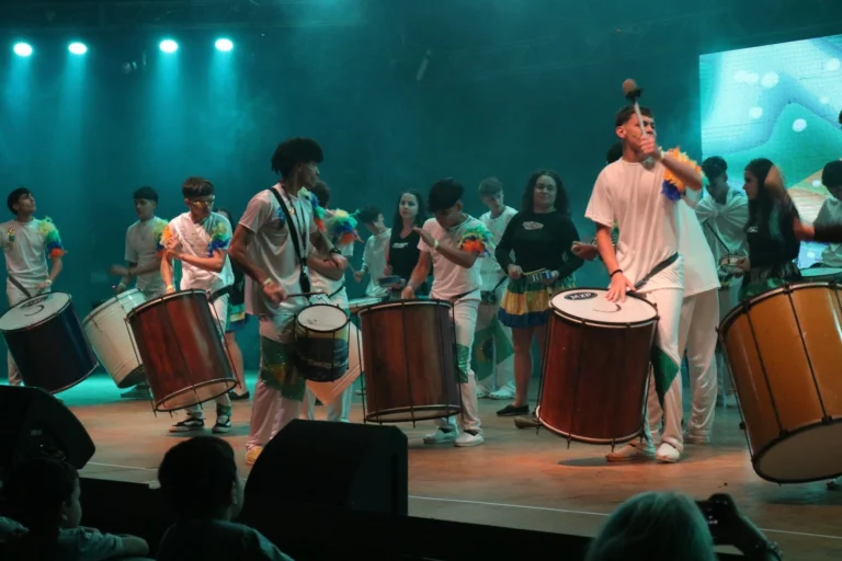 Cuerpos de baile, batucadas y freestyle marcan la tradición estudiantil en Oberá.