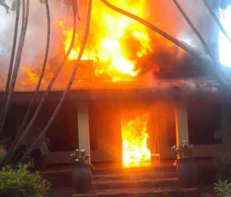 Bomberos controlaron el incendio de una vivienda frente al monte El Acuerdo incendio - 3