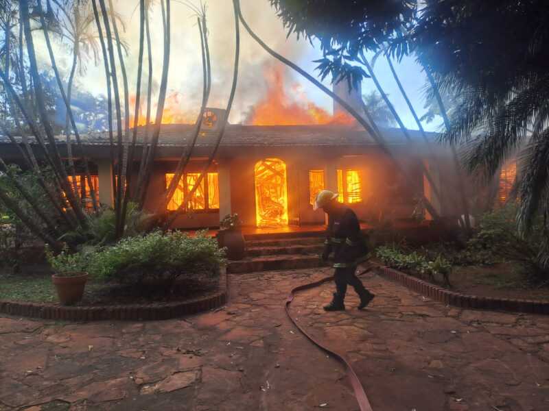 Bomberos controlaron el incendio de una vivienda frente al monte El Acuerdo 3 incendio acuerdo - 2