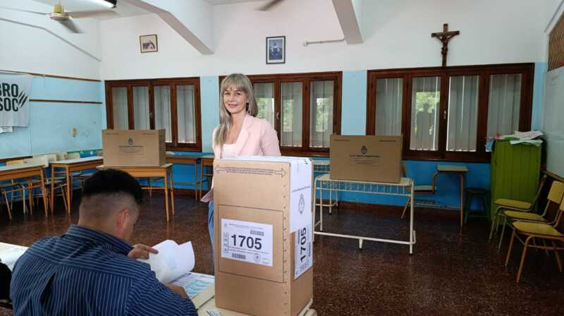 Elecciones 2025: “Es el momento en que elegimos qué queremos para la provincia”, sostuvo Karina Griss 5 karina griss autoridades - 4