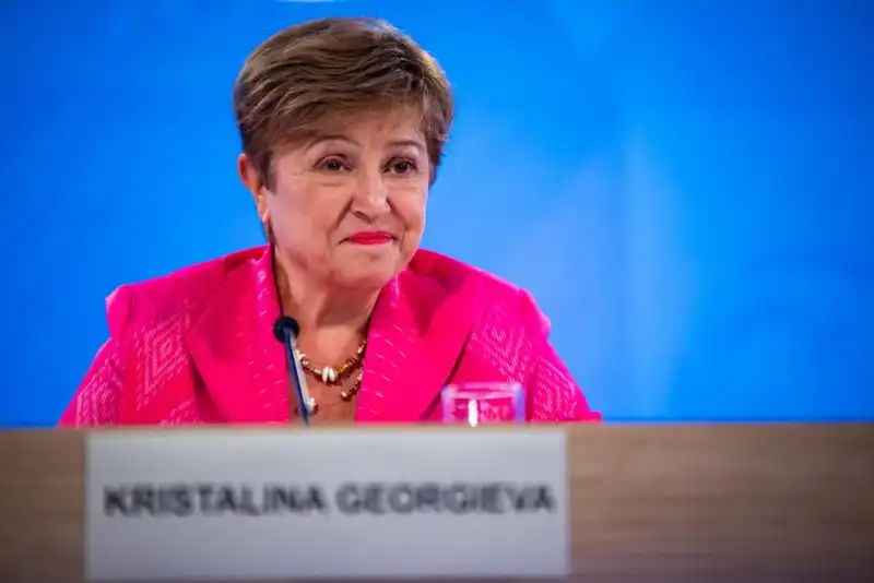 El FMI pidió a la Argentina acumular reservas y acelerar reformas 2 La directora gerente del FMI, Kristalina Georgieva, instó al país a acelerar las reformas laborales e impositivas.