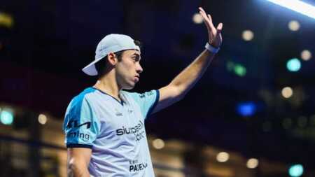 Leo Augsburger y Juan Lebrón avanzaron a los cuartos de final del Buenos Aires Premier Padel P1 tras vencer con autoridad a Ruiz y Esbri. El posadeño buscará seguir haciendo historia ante Guerrero y Navarro.