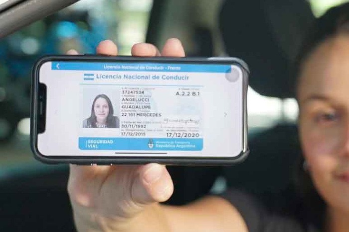 Licencias de conducir: 1800 conductores en jaque por faltante de plásticos en Posadas 4 licencias 2 - 3