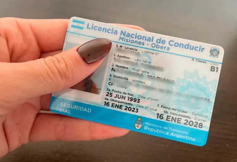 Licencias de conducir: 1800 conductores en jaque por faltante de plásticos en Posadas 6 licencias 3 - 5