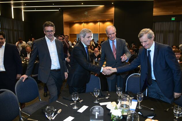 Caputo anunció una baja del impuesto a las Ganancias y defendió el tipo de cambio 1 caputo en Córdoba