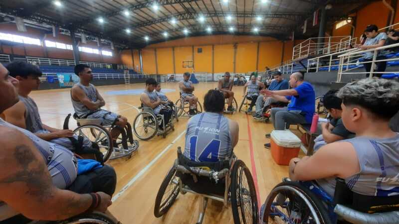 Arranque triunfal de Luz y Fuerza en el básquet adaptado en el Finito Gehrmann 3 luz y fuerza