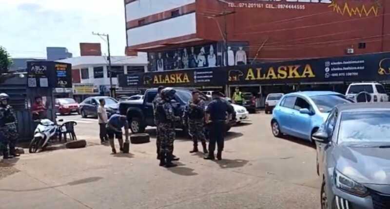 Comerciantes reaccionan con violencia ante allanamientos en Encarnación 5 manifestacion de paseros Paraguay 1 - 4