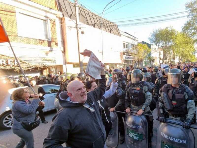 Manifestantes repudian la presencia de Milei en Mar del Plata Milei