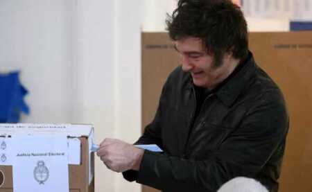 Elecciones 2025: el presidente Javier Milei votó y saludó a la gente, sin dar declaraciones elecciones