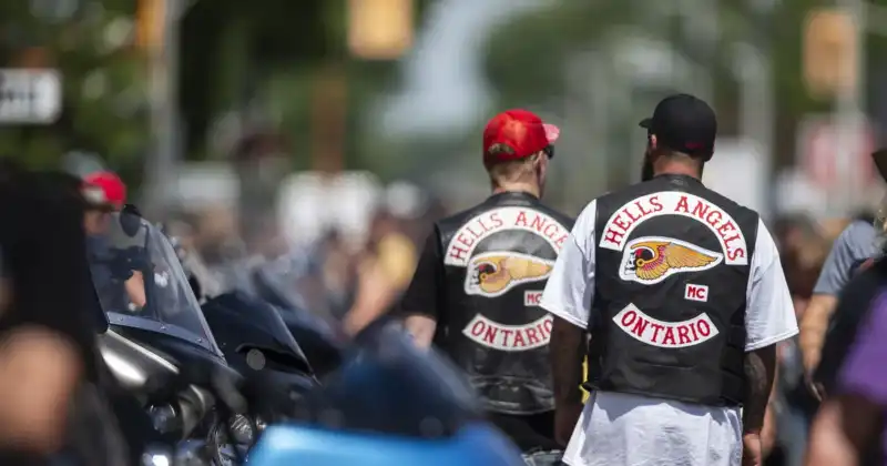 Choque de bandas de motoqueros en el centro de La Plata termina con armas secuestradas y detenidos motoqueros