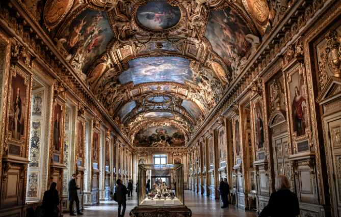 Francia: detienen a dos sospechosos por el millonario robo de joyas en el Museo del Louvre museo - 2