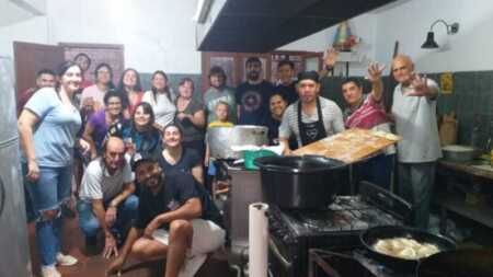 Noche de Misericordia: la iniciativa solidaria que reparte más de 300 platos de comida en el Madariaga Madariaga Posadas