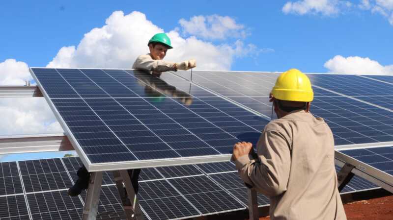 Histórico avance energético en Oberá: la generación solar crece, aunque la red sigue en tensión 3 La obra se integra al Parque Industrial de Oberá y busca garantizar energía renovable para el desarrollo productivo de la región.