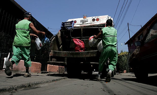 La Provincia recibe pedidos de ayuda de más de 20 municipios que no llegan a cubrir el aguinaldo, en un contexto de ajuste y obras públicas paralizadas.