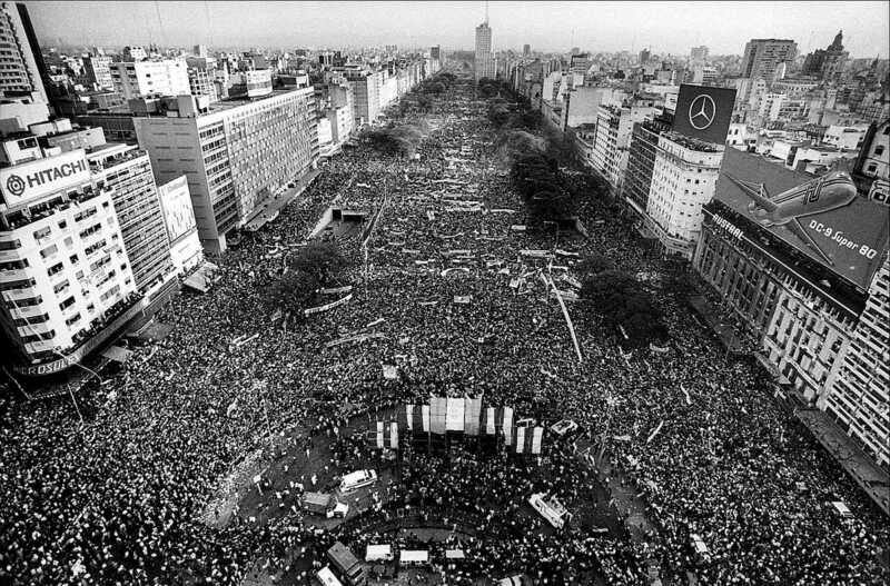 A 42 años del día en que los argentinos volvieron a las urnas y dijeron “Nunca Más” a la dictadura.El pueblo argentino eligió el camino de la democracia y Raúl Alfonsín se convirtió en el presidente del regreso a la libertad.