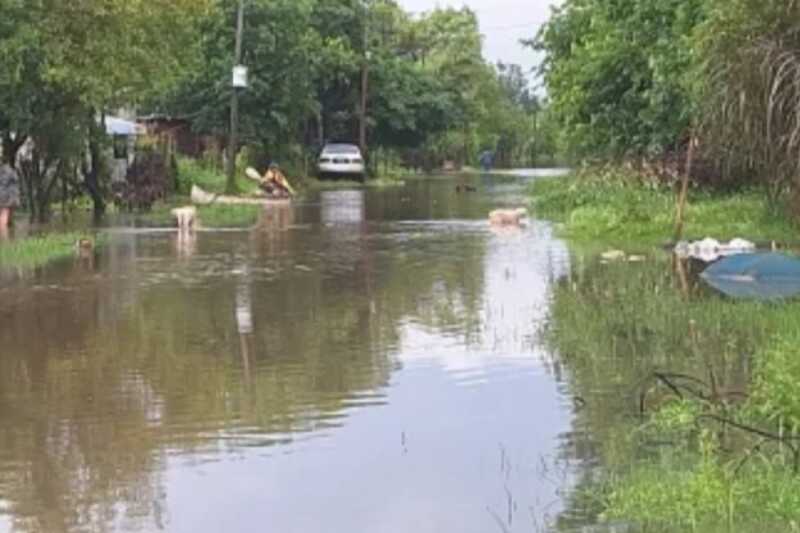 Crecida del Riachuelo en San Luis del Palmar: 20 familias evacuadas y más de 50 en riesgo 2 Situación crítica en San Luis del Palmar: 20 familias evacuadas y más de 50 en riesgo ante nuevas lluvias y desbordes del Riachuelo.
