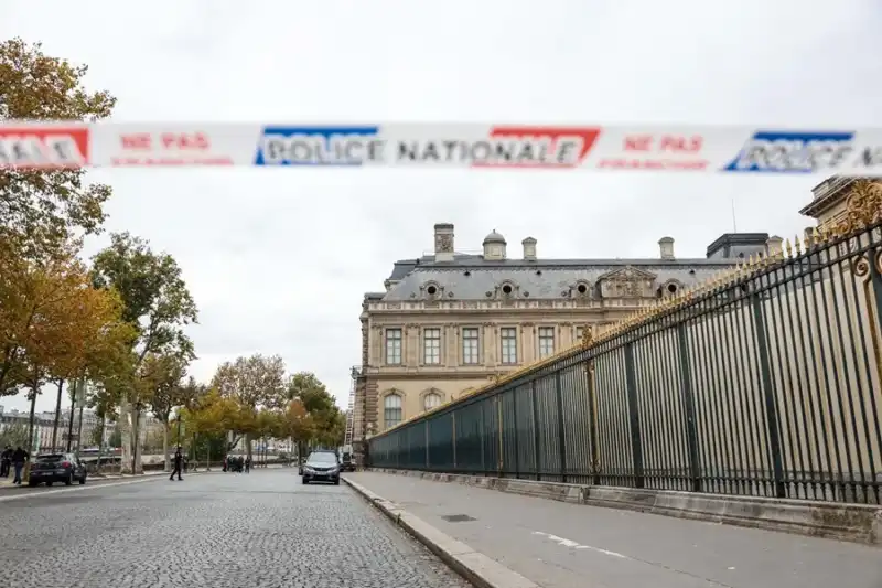 Museo del Louvre: Robaron nueve joyas históricas de la colección de Napoleón en París 4 robo louvre - 3