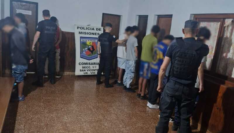 Disturbios en la Estudiantina de San Vicente: 14 jóvenes demorados y dos heridos san vicente 1 - 1