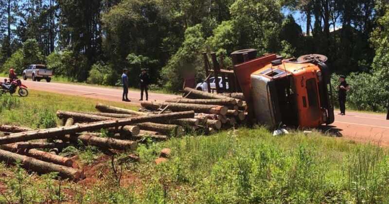 San Vicente: un camión cargado con madera volcó sobre la Ruta 14 sin dejar heridos san vicente