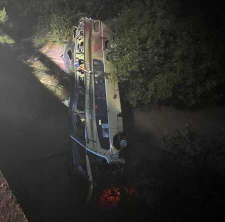 Tragedia en Campo Viera: ascienden a 9 los fallecidos por el vuelco de un colectivo Autoridades sanitarias provinciales reforzaron las tareas de contención psicológica y emocional tras el accidente.