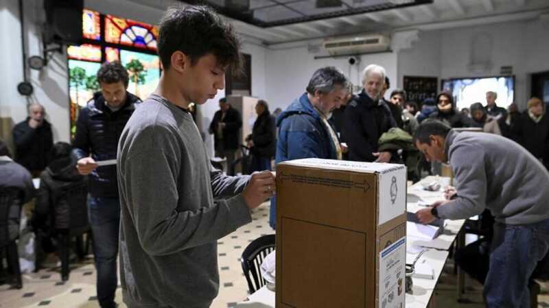 Macías confirmó que Misiones debate limitar la ley de lemas, avanzar con boleta única propia y fortalecer el voto joven La analista y docente Carla Chini destaca cómo los jóvenes participan en política, perciben la economía y comprenden la boleta única en Misiones.