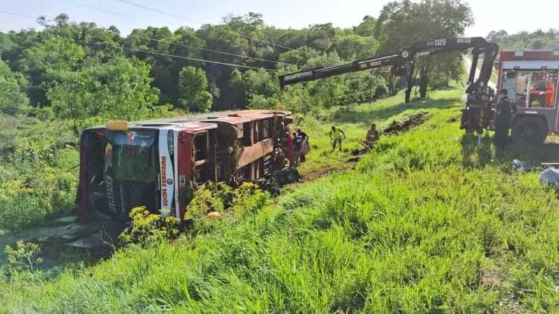 Despiste y vuelco de colectivo en Garuhapé: “Tenemos dos internados y aguardamos su evolución” Despiste