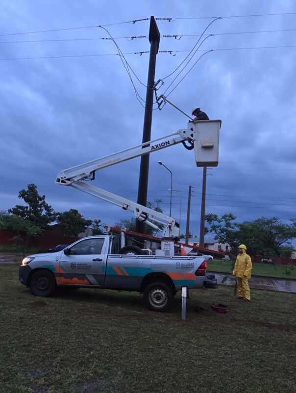 Posadas: técnicos trabajan para restablecer luz tras tormenta