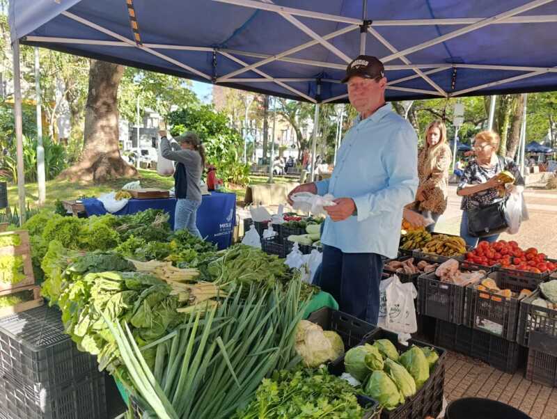 Frutas, verduras y tortas fritas, los elegidos de la feria de emprendedores en Posadas 2 Feria emprendedores posadas 3 - 1