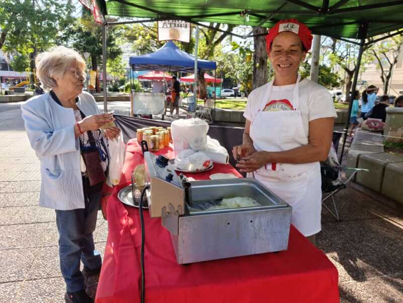 Frutas, verduras y tortas fritas, los elegidos de la feria de emprendedores en Posadas 8 Feria emprendedores posadas 4 - 7