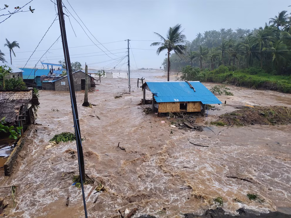 Filipinas: Fung-wong tocó tierra como supertifón y ya dejó dos fallecidos 2 Filipinas