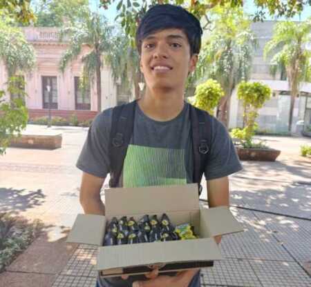 Franco cumplió un sueño: la marca de alfajores se acercó tras su historia viral en Misiones Franco Bogado 2 e1764168828836 - 1
