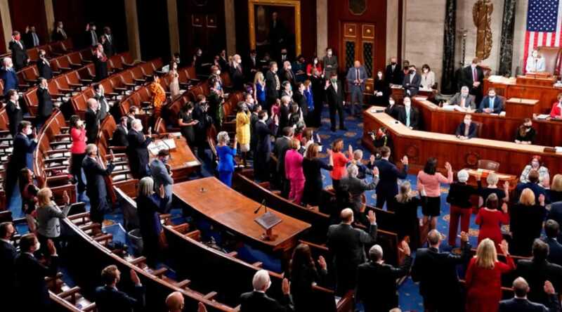 Crisis en Washington: empleados públicos buscan almuerzos gratuitos ante la falta de pago 2 Más de 36.000 comidas entregadas: aumenta la demanda entre empleados públicos afectados