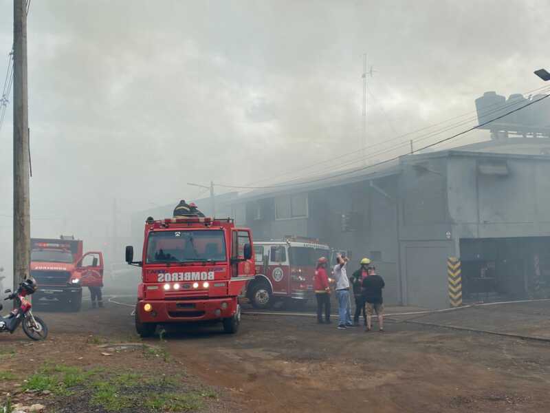 Voraz incendio en un frigorífico de Posadas dejó daños y múltiples explosiones 13 Imagen de WhatsApp 2025 11 16 a las 11.30.42 e4945bbb - 12