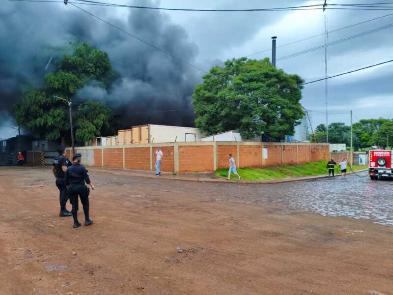 Voraz incendio en un frigorífico de Posadas dejó daños y múltiples explosiones 7 Imagen de WhatsApp 2025 11 16 a las 11.30.47 5d36362a - 6