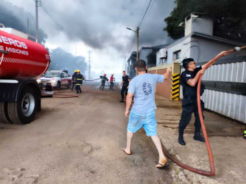 Voraz incendio en un frigorífico de Posadas dejó daños y múltiples explosiones 3 Imagen de WhatsApp 2025 11 16 a las 11.30.48 4d163aef - 2