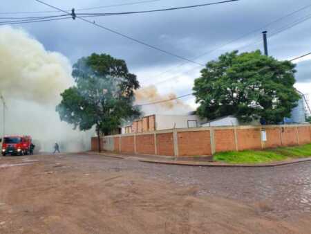 Voraz incendio en un frigorífico de Posadas dejó daños y múltiples explosiones Imagen de WhatsApp 2025 11 16 a las 11.30.49 13f150be - 6