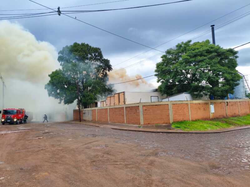 Voraz incendio en un frigorífico de Posadas dejó daños y múltiples explosiones 5 Imagen de WhatsApp 2025 11 16 a las 11.30.49 13f150be - 4