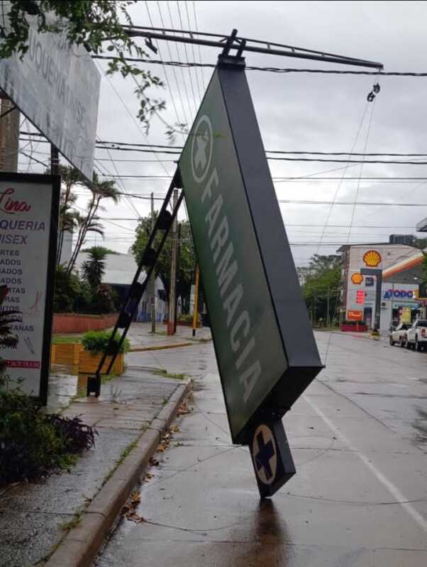 Tormenta ocasiono destrozos en varios puntos de la provincia 2 Las tormentas dejan estragos en Posadas