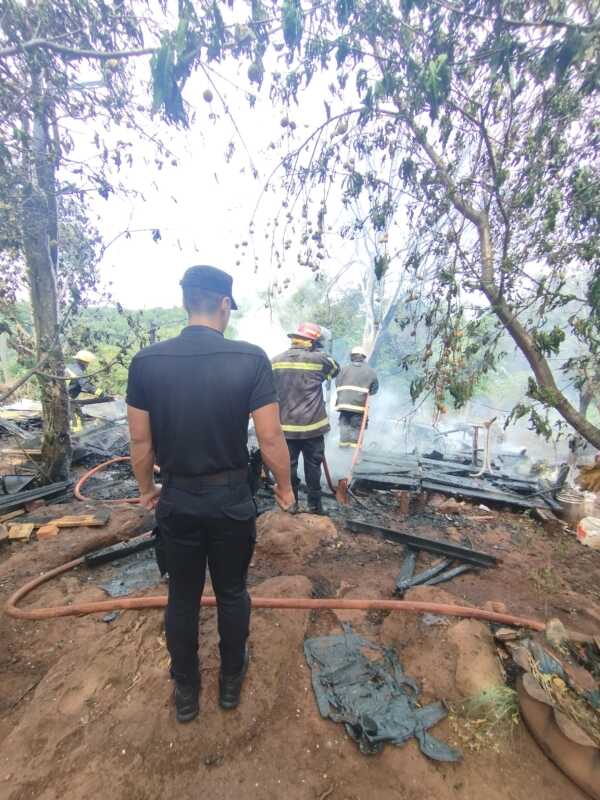 Incendio destruyó una vivienda en Aristóbulo del Valle: pérdidas totales pero sin heridos 3 Pérdidas totales tras un incendio que destruyó una casa en Aristóbulo del Valle
