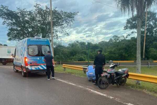 Murió un joven motociclista tras despistar en la rotonda de acceso a Puerto Iguazú Imagen de WhatsApp 2025 11 23 a las 16.59.42 16a99e74 e1763928444188 - 1