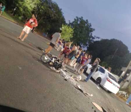 Siniestro vial en Posadas: cruzó en amarillo la avenida Zapiola y chocó contra un auto Imagen de WhatsApp 2025 11 28 a las 20.16.15 3e4cf1de e1764372210836 - 1