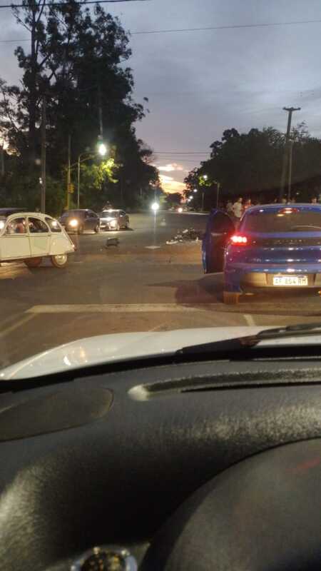 Siniestro vial en Posadas: cruzó en amarillo la avenida Zapiola y chocó contra un auto 2 Impactante accidente en una esquina clave de Posadas: tránsito reducido