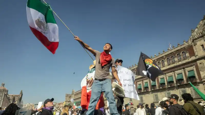 Violencia en CDMX: más de 120 heridos en protestas frente al Palacio Nacional 3 Nacional