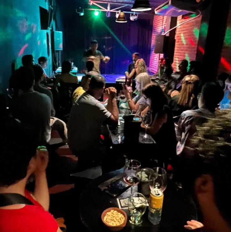 Escenario chico, sueños enormes: en Universal Club tocaron más de 300 bandas y artistas jóvenes que encontraron allí su primer lugar en la noche posadeña.