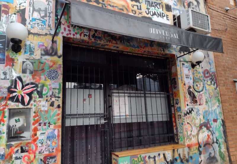 Un bar manejado por mujeres, sostenido a pulmón y abrazado por los artistas: así se construyó la historia de Universal Club Misiones.
